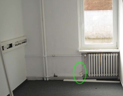 Innenansicht eines leeren Raumes mit Heizkörper