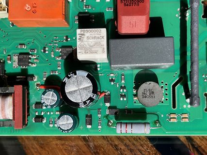 Nahaufnahme einer bestückten Leiterplatte mit elektronischen Bauteilen