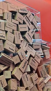 Stapel von DigiKey Produktkartons