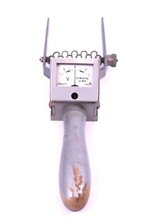 Altes analoges Messgerät mit Griff