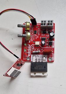 Rote Leiterplatte mit Leistungselektronik und MOSFET