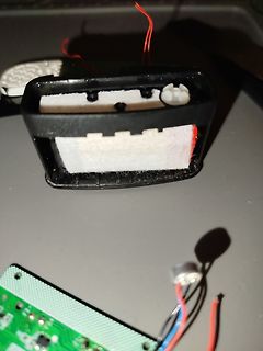 Elektronikbauteile und Leiterplatte auf Tisch