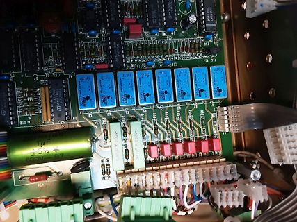 Nahaufnahme einer Leiterplatte mit Elektrolytkondensatoren und ICs
