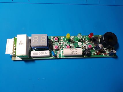 Bestückte Leiterplatte mit 7-Segment-Anzeige und LEDs