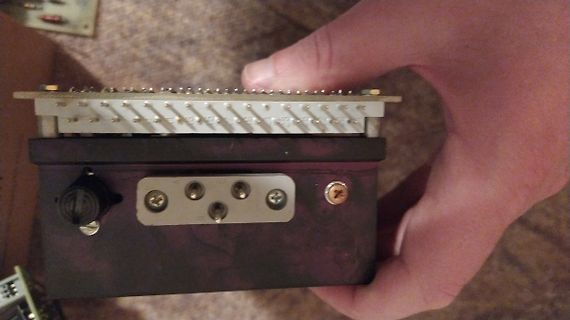 Elektronikgerät mit Anschlüssen und Potentiometer