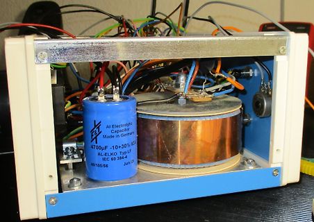 Innenansicht eines Netzteils mit Elektrolytkondensator und Transformator