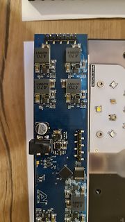 Nahaufnahme einer blauen Leiterplatte mit elektronischen Bauteilen