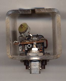 Nahaufnahme eines elektronischen Bauteils in einem Metallrahmen