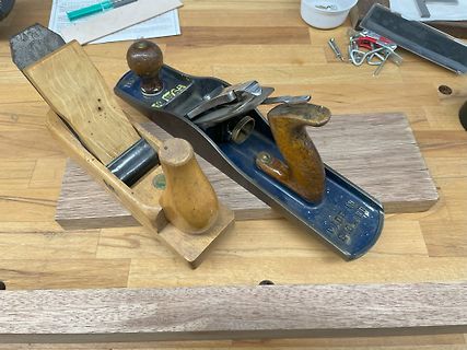 Zwei Hobel auf einem Holzbrett