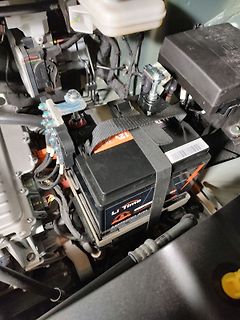 Lithium-Batterie im Fahrzeugmotorraum