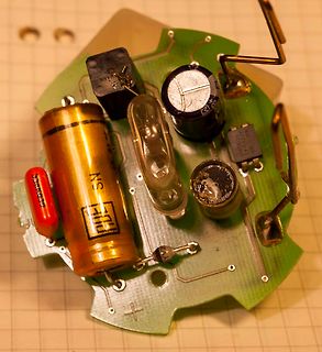 Bestückte Leiterplatte mit Elektrolytkondensatoren und Bauteilen