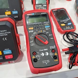 Mehrere UNI-T Multimeter auf einem Tisch