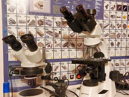 Mikroskope vor einem Periodensystem