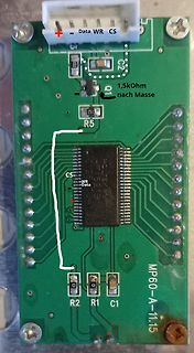 Leiterplatte mit Mikrocontroller und Beschriftungen