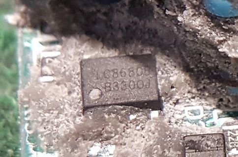 Makroaufnahme eines elektronischen Bauteils auf Leiterplatte