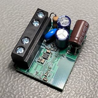 Bestückte Leiterplatte mit Elektrolytkondensatoren und Kühlkörper