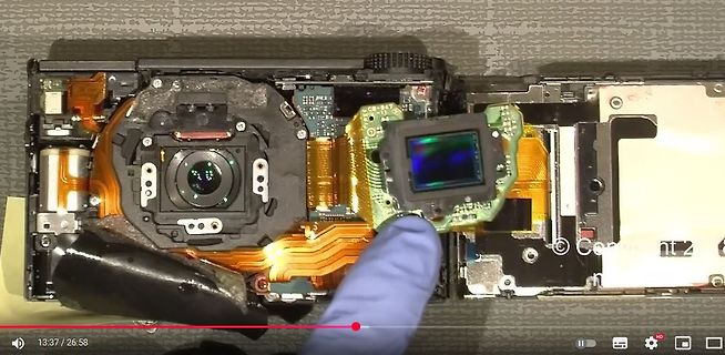 Demontierte Digitalkamera mit freigelegtem Bildsensor