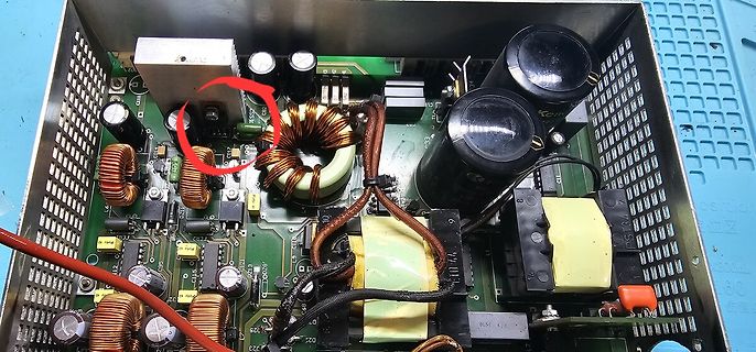 Innenansicht eines Schaltnetzteils mit Spulen und Kondensatoren