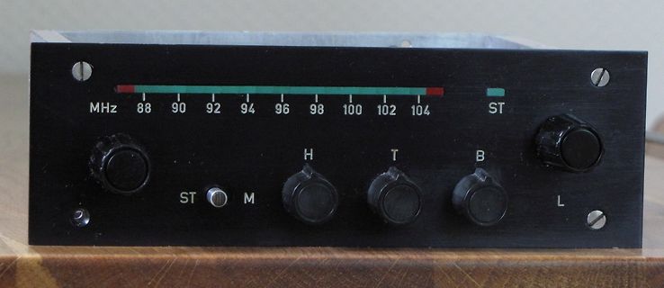 Frontplatte eines UKW-Radios oder Empfängers
