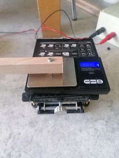 Präzisionswaage mit Holzarm zur Belastung