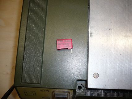 Roter WIMA MKP10 Kondensator auf Gehäuse