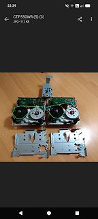 Zwei zerlegte CD/DVD-Laufwerke auf Holzuntergrund