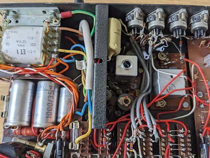 Innenansicht eines alten elektronischen Geräts mit Bauteilen