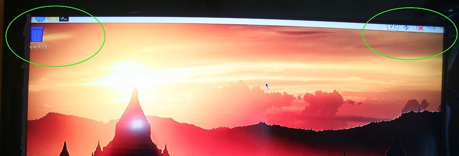 Abfotografierter Computerbildschirm mit Landschaftshintergrund