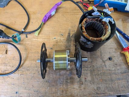 Elektromotor-Komponenten auf Werkbank