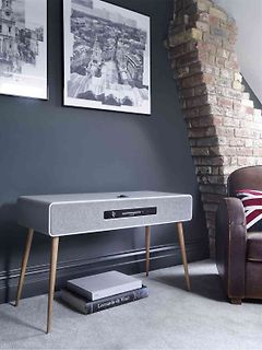 Ein Sideboard in einem Wohnzimmer