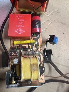 Foto einer bestückten Leiterplatte mit elektronischen Bauteilen