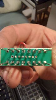 Grüne Leiterplatte mit Pin-Header-Anschluss