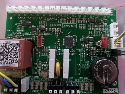 Foto einer Leiterplatte mit elektronischen Bauteilen