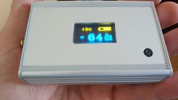 Handgehaltenes Messgerät mit Display