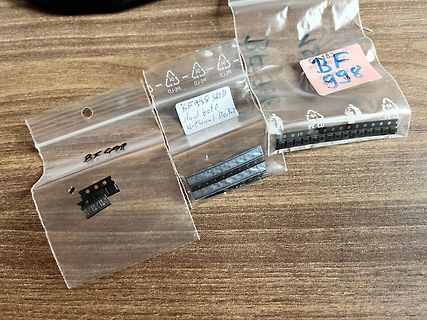 Elektronikbauteile in Plastikbeuteln auf Holztisch