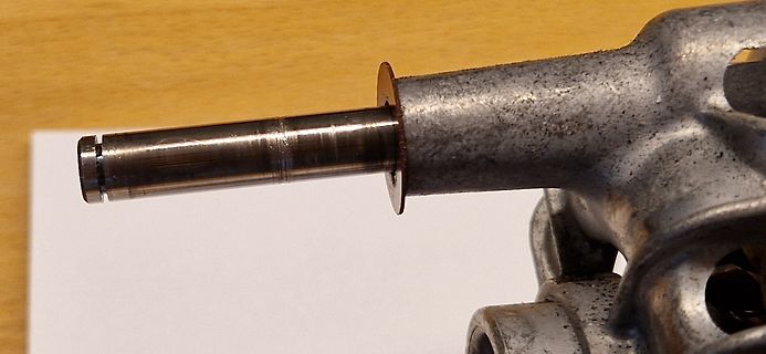 Metallischer Zylinder an einem Bauteil