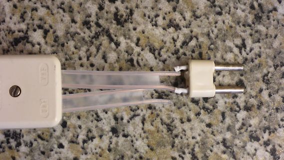 Defektes Netzkabel mit beschädigter Isolierung