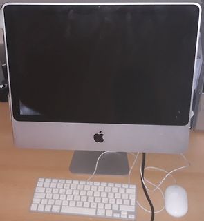 iMac mit Tastatur und Maus auf Schreibtisch