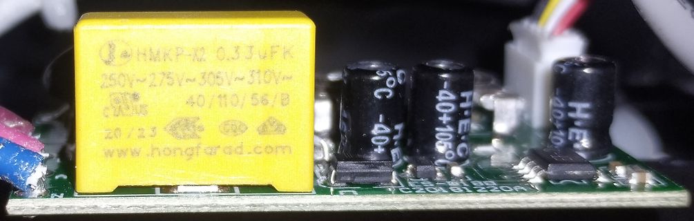 Nahaufnahme einer Leiterplatte mit gelbem Kondensator und Elektrolytkondensatoren