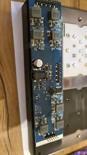 Blaue Leiterplatte mit elektronischen Bauteilen