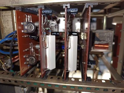 Innenansicht eines elektronischen Geräts mit mehreren Leiterplatten
