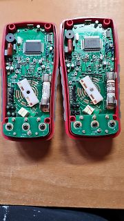 Zwei geöffnete elektronische Geräte mit Leiterplatten
