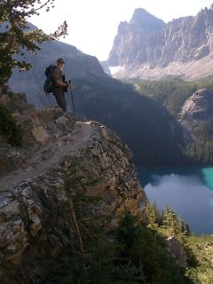 Wanderer auf einem Bergpfad mit Blick auf See
