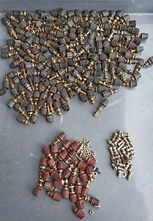 Viele kleine Drehregler und Potentiometer