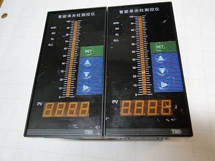 Zwei digitale Solarstrom-Messgeräte