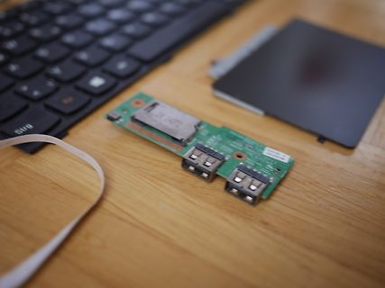 Leiterplatte mit USB-Anschlüssen auf Holztisch
