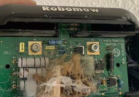 Verschmutzte Leiterplatte eines Robomow Roboters