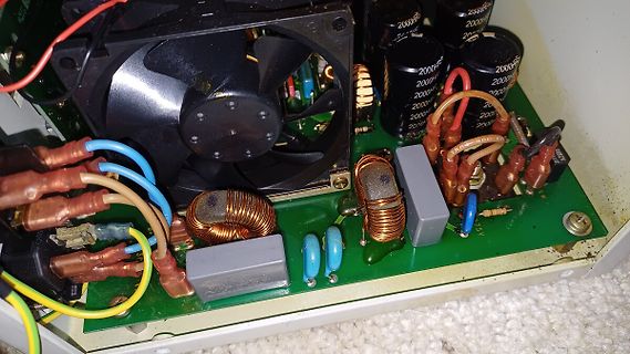 Innenansicht eines Netzteils mit Lüfter und Bauteilen