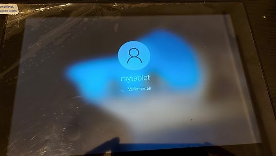 Abfotografierter Bildschirm eines Tablets mit Login-Maske