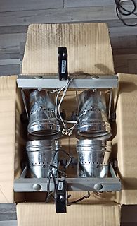 Zwei silberne Metallgehäuse in einem Karton
